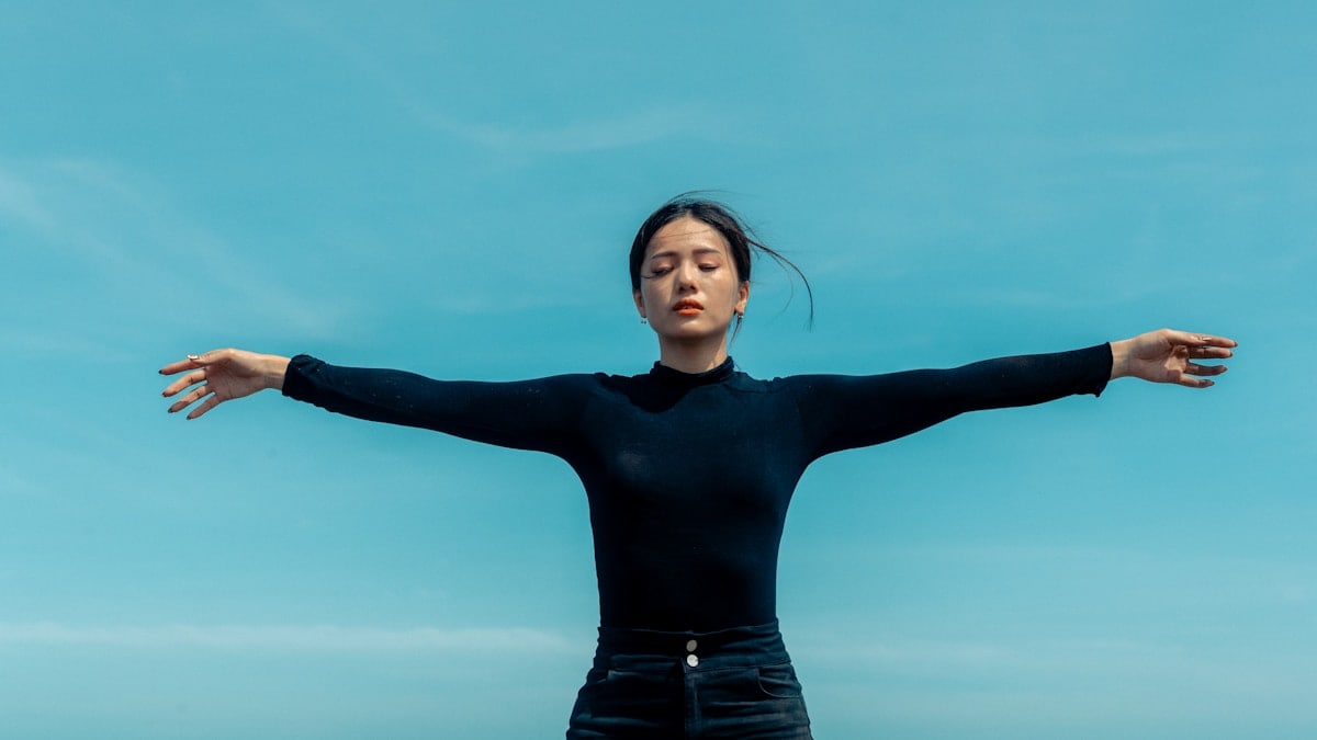 a person with the arms out